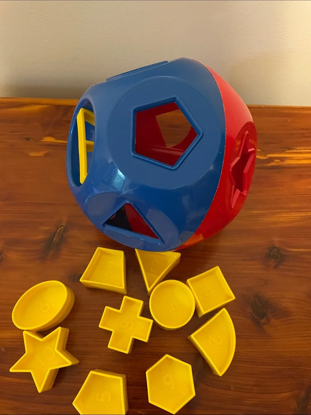 Tupperware Vintage Shape O Ball Toy Sorter in Red & Blue with  10 Yellow Shapes.